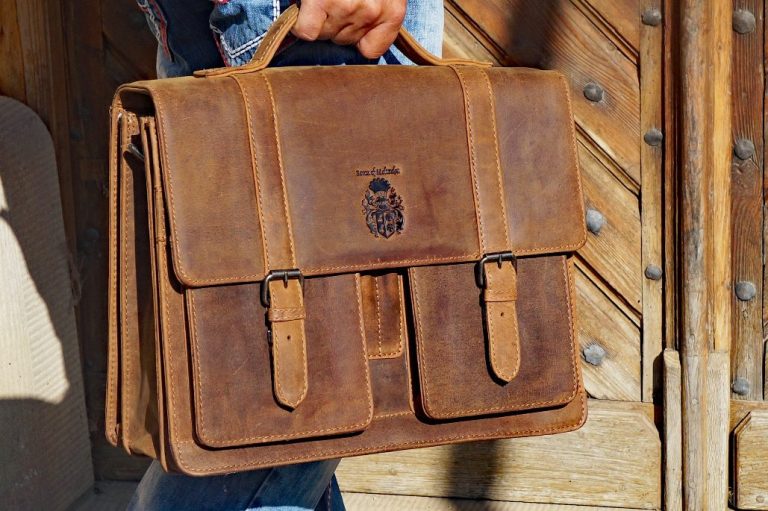 Ledertaschen Freiherr von Maltzahn Braune Lederaktentasche mit zwei Vorderklappen und Griff in einer Außenansicht.