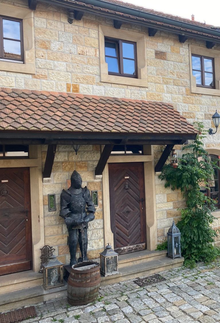 Ferienhaus Waffenkammer im Rittergut Leppersdorf Eingang zum einem historischen Ferienhaus mit einem Ritter.